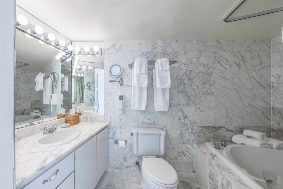 Design Room, 1 King Bed | Bathroom | Free toiletries, hair dryer, bathrobes, towels