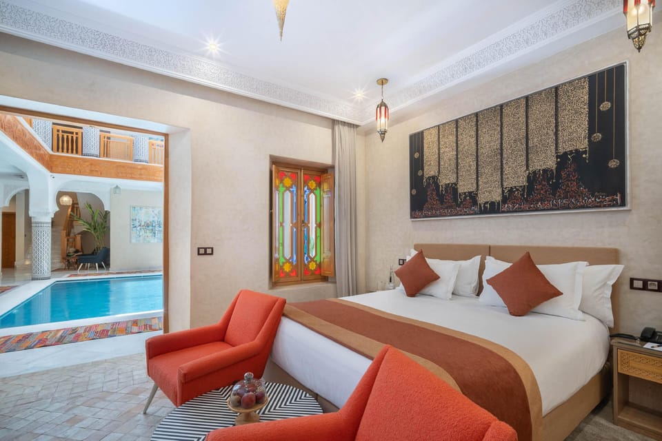 Deluxe Suite | Minibar, iron/ironing board, free WiFi, bed sheets