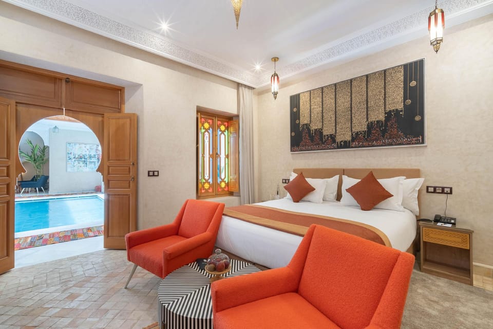 Deluxe Suite | Minibar, iron/ironing board, free WiFi, bed sheets