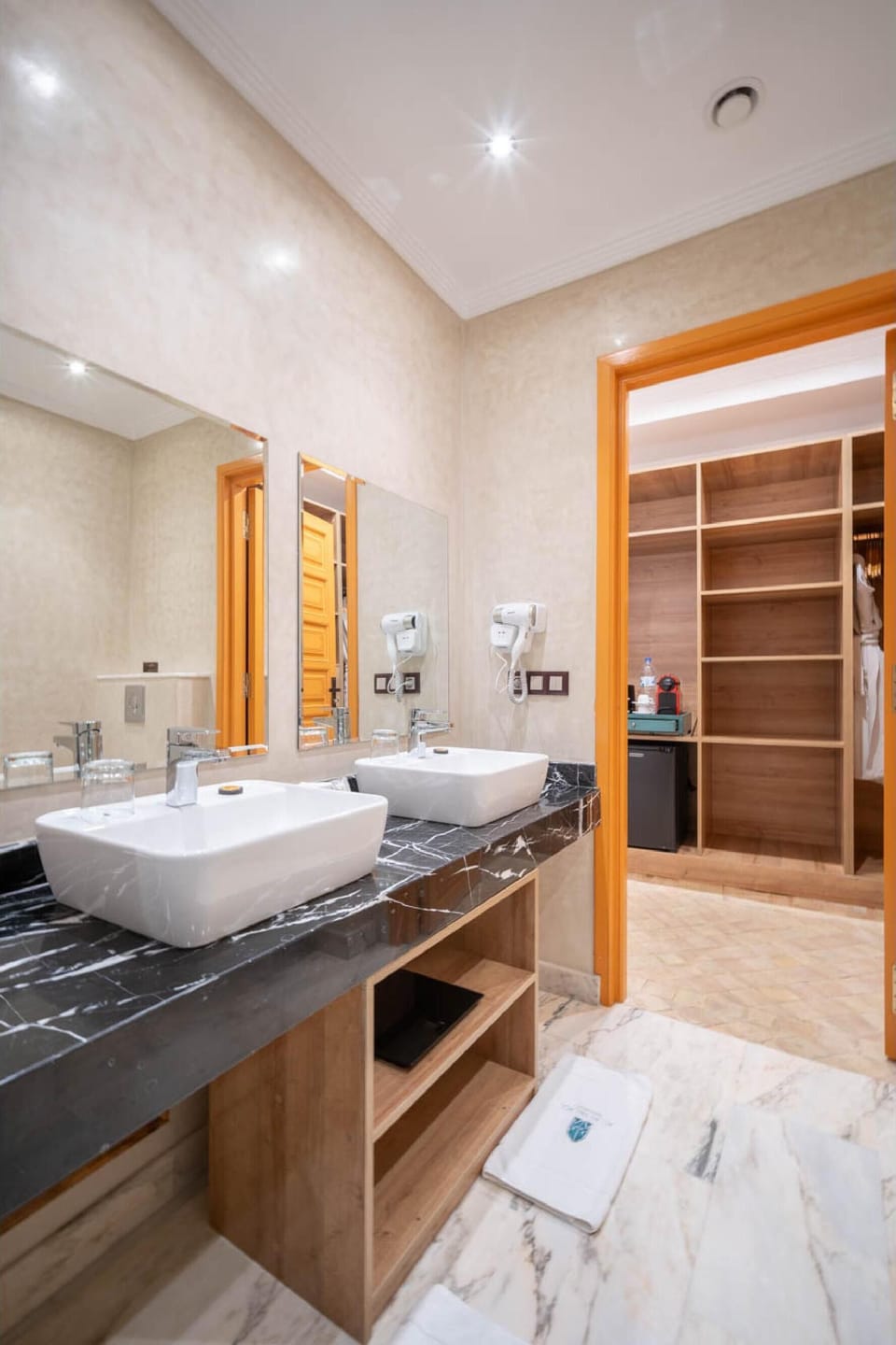 Deluxe Suite | Bathroom | Slippers, towels