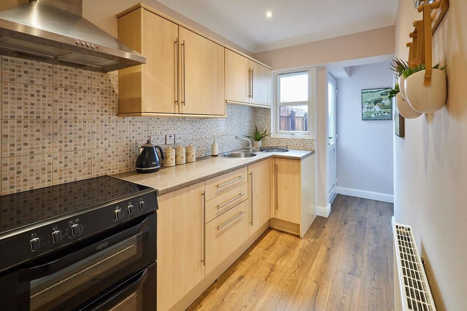 Cottage | Private kitchen | Fridge, microwave, oven, stovetop