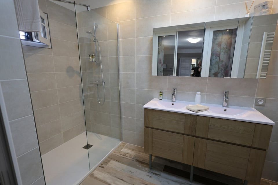 Standard Suite, Pool View | Minibar, soundproofing, free WiFi, bed sheets