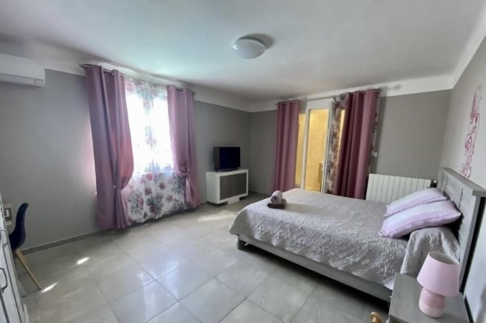 Standard Suite, Pool View | Minibar, soundproofing, free WiFi, bed sheets