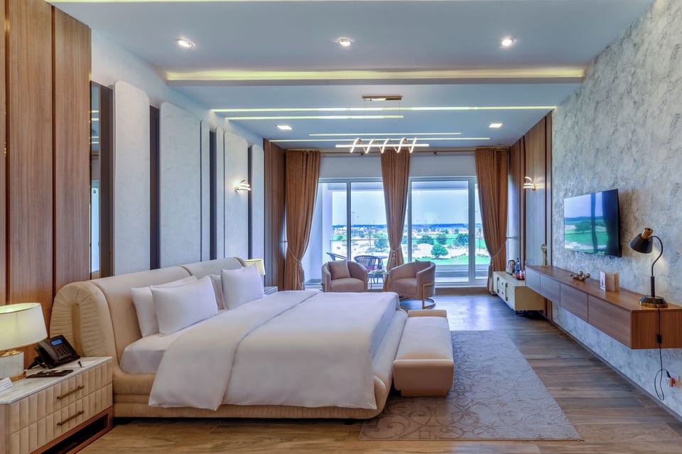Executive Room | Minibar, in-room safe, desk, laptop workspace