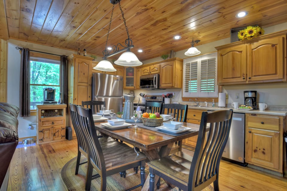 Eating area at this pet-friendly cabin rental in Ellijay