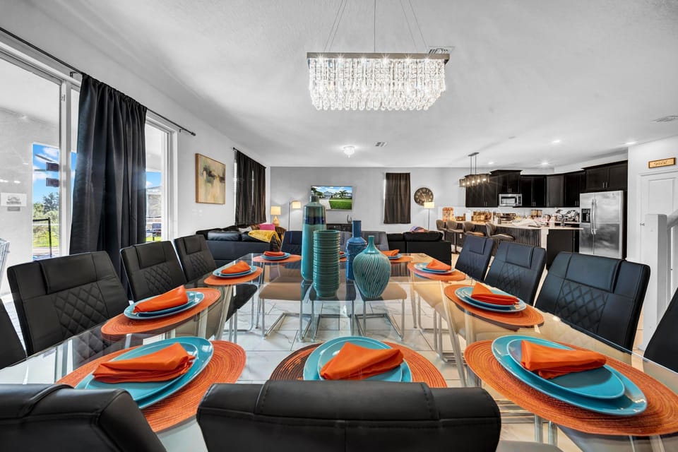 ✨ Enjoy meals in a beautifully appointed dining room that blends style and warmth, ideal for family dinners or entertaining guests.