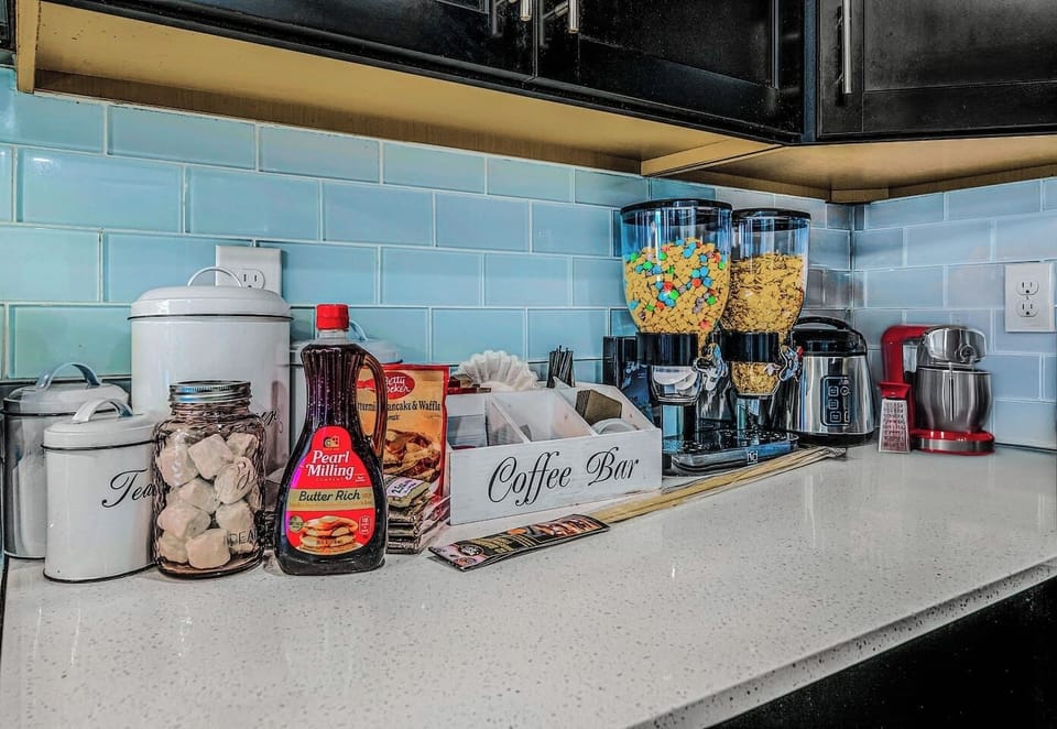 ✨ From morning ☕ coffee with sugar and creamer to evening 🍿 popcorn or marshmallows with syrup, our kitchen is stocked with thoughtful touches including a 🍚 rice cooker and tea.