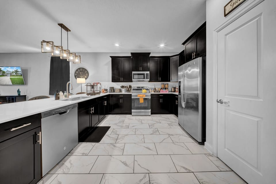 ✨ A luxurious chef’s kitchen 🍳 with premium appliances, ❄️ AC, ☕ coffee, 🍵 tea, sugar, dishwasher, and 🌐 Wi-Fi for an elevated stay.