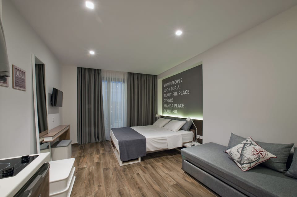 Basic Studio | In-room safe, desk, blackout drapes, soundproofing