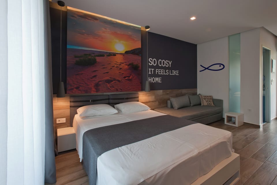 Premium Studio | In-room safe, desk, blackout drapes, soundproofing