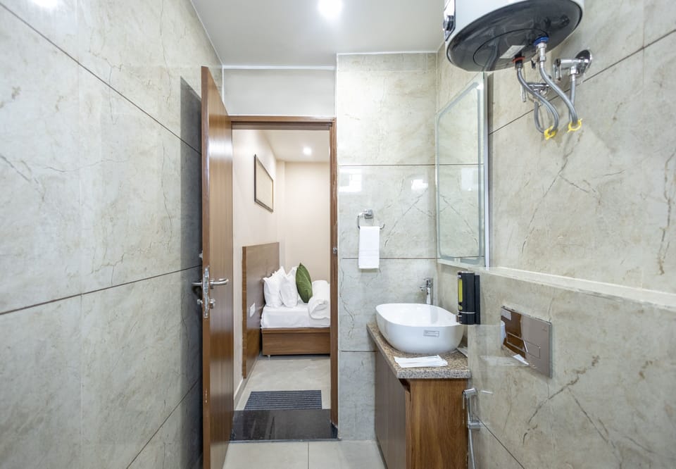Standard Double Room, 1 King Bed, Non Smoking | Bathroom | Shower, rainfall showerhead, free toiletries, slippers
