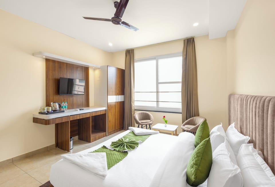 Executive Room, 1 King Bed, City View | Premium bedding, pillowtop beds, blackout drapes, soundproofing