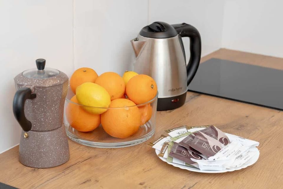 Electric kettle in the kitchenette.