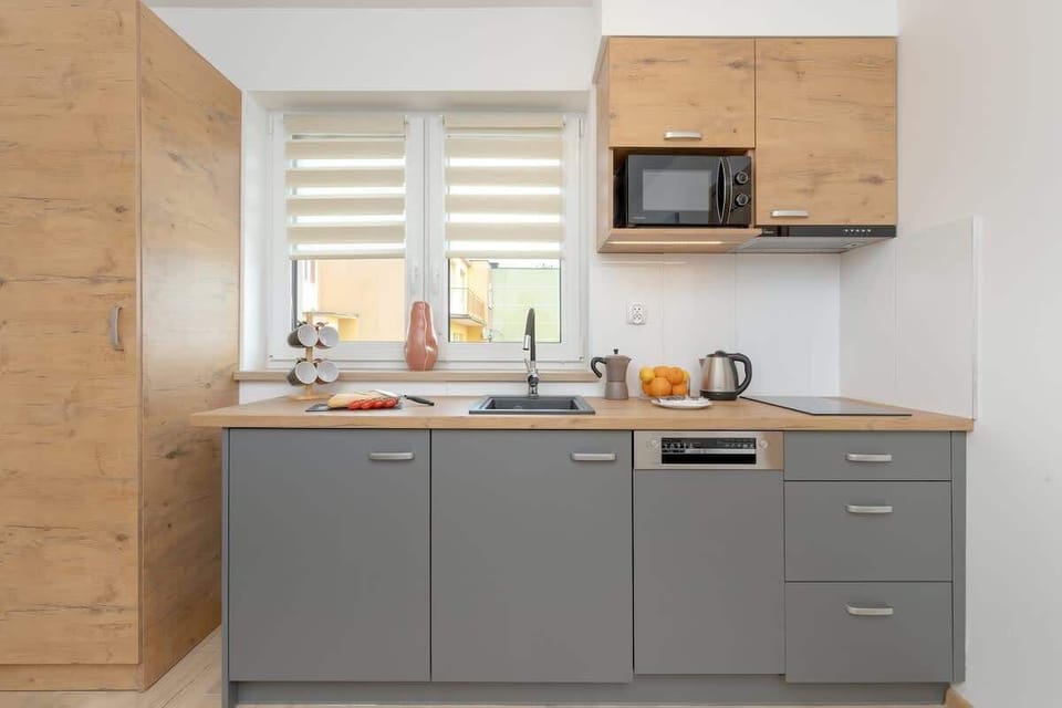 Fully equipped kitchenette.