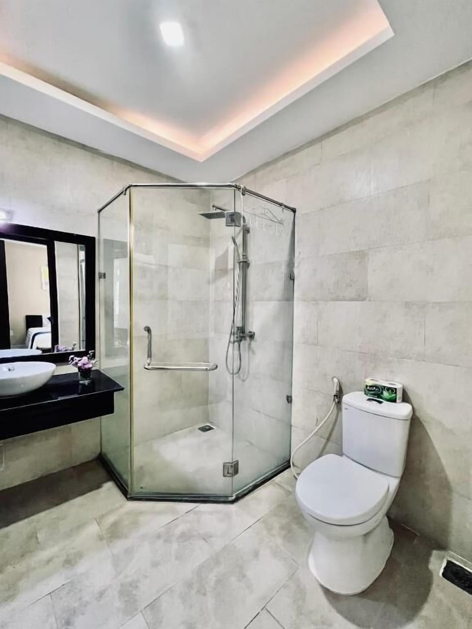 Superior Room, 1 Queen Bed | Bathroom | Shower, rainfall showerhead, free toiletries, hair dryer