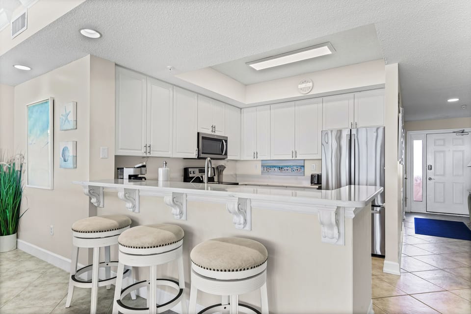 Eat-in kitchen bar seating