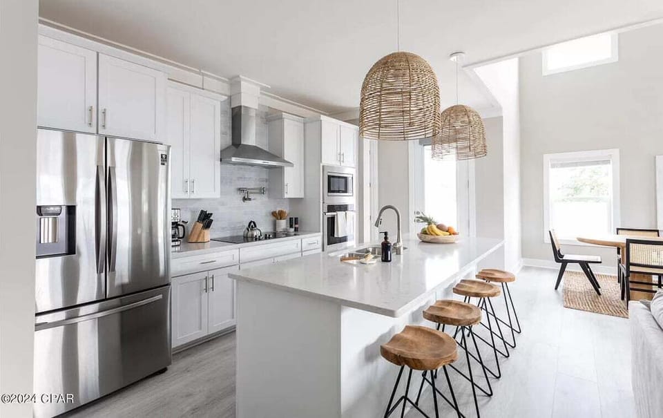Kitchen with breakfast bar