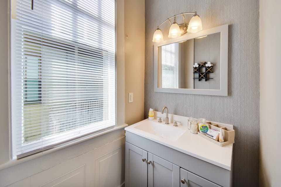Waterfront Portsmouth Apt: 1/2 Mi to Dtwn & Ferry Apartment in Portsmouth