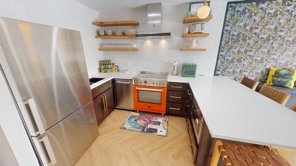 Fully Equipped Kitchen with Quartz Counters - Fully Equipped Kitchen with Quartz Counters