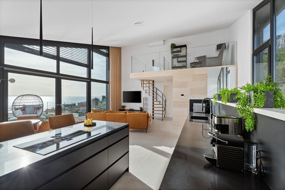 Fully equipped kitchen with a kitchen island
