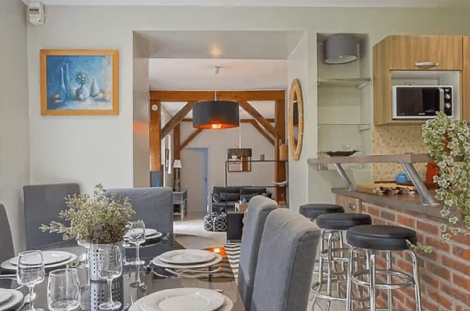 Family House | Private kitchen | Full-size fridge, microwave, oven, stovetop