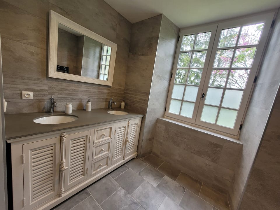 Comfort Double Room | Bathroom | Rainfall showerhead, towels