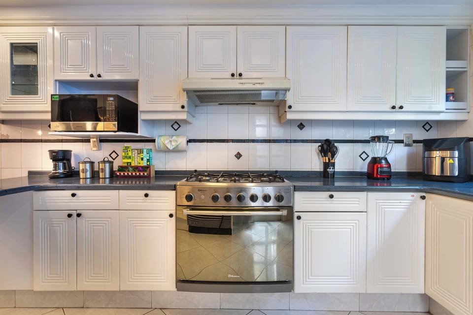 Fully equipped kitchen, with everything you need for home-style meals.