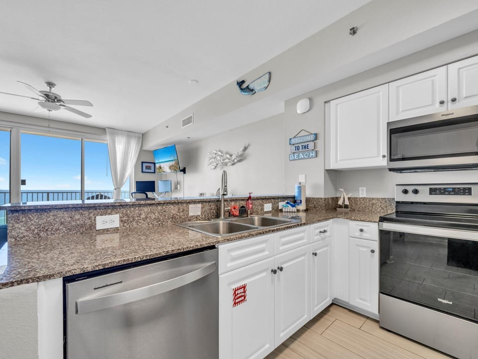 Condo, 1 King Bed with Sofa bed (Shores of Panama 1002) | Private kitchen | Oven, toaster
