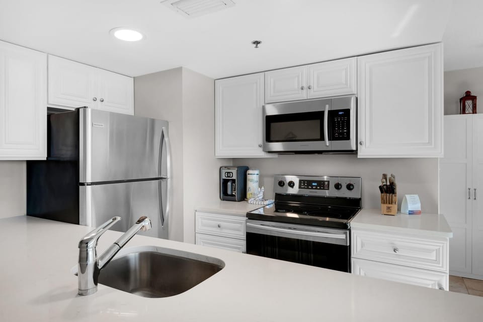 Condo, 1 Double Bed with Sofa bed (Sunbird 601W) | Private kitchen | Oven, toaster