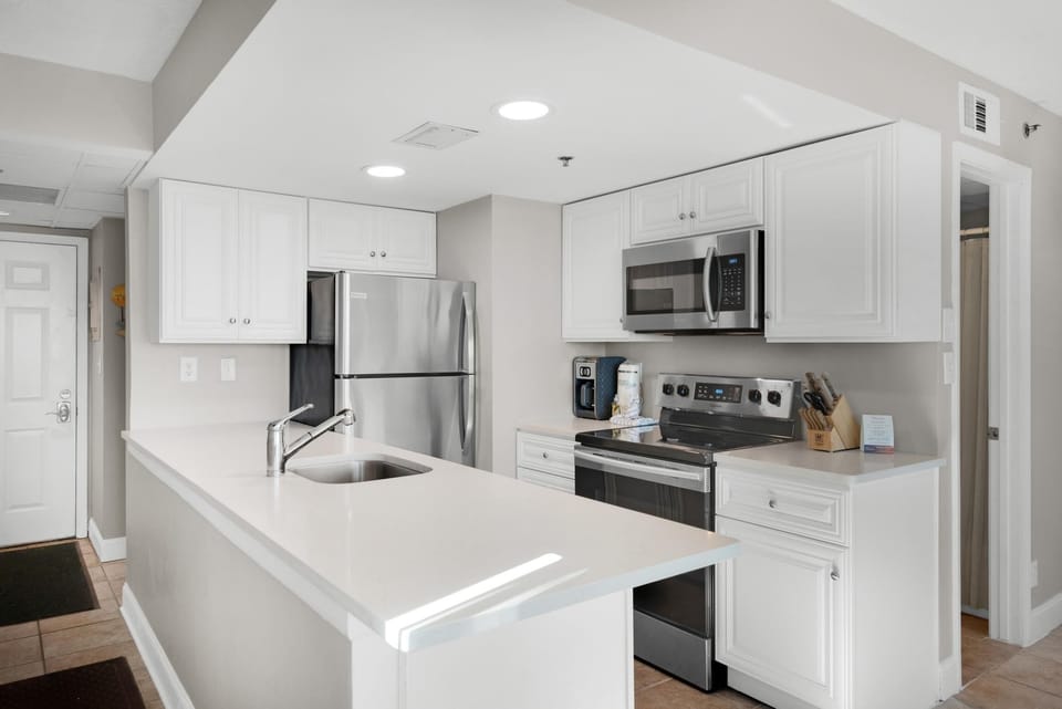 Condo, 1 Double Bed with Sofa bed (Sunbird 601W) | Private kitchen | Oven, toaster