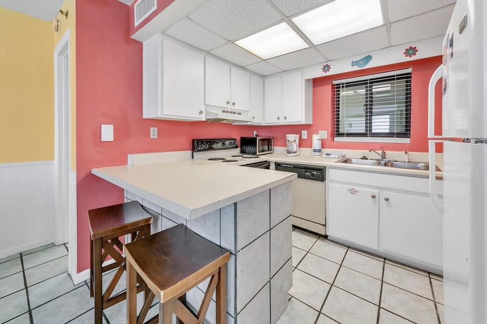 Condo, 1 King Bed with Sofa bed (Sunbird 906W) | Private kitchen | Oven, toaster