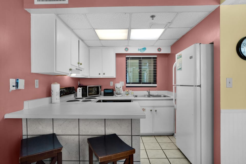 Condo, 1 King Bed with Sofa bed (Sunbird 906W) | Private kitchen | Oven, toaster