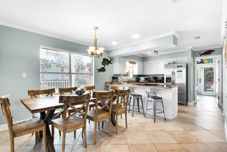 House, Multiple Beds (Family DESTINation) | Dining