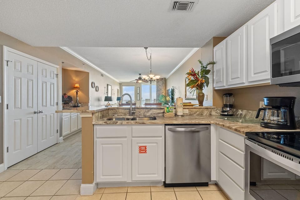 Condo, Multiple Beds (Palacio 1202) | Private kitchen | Oven, toaster, paper towels