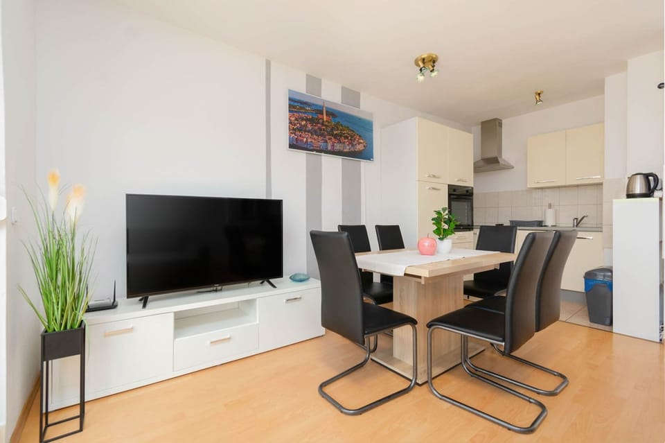 Living/dining room with 55" SAT SMART TV + free Prime Video