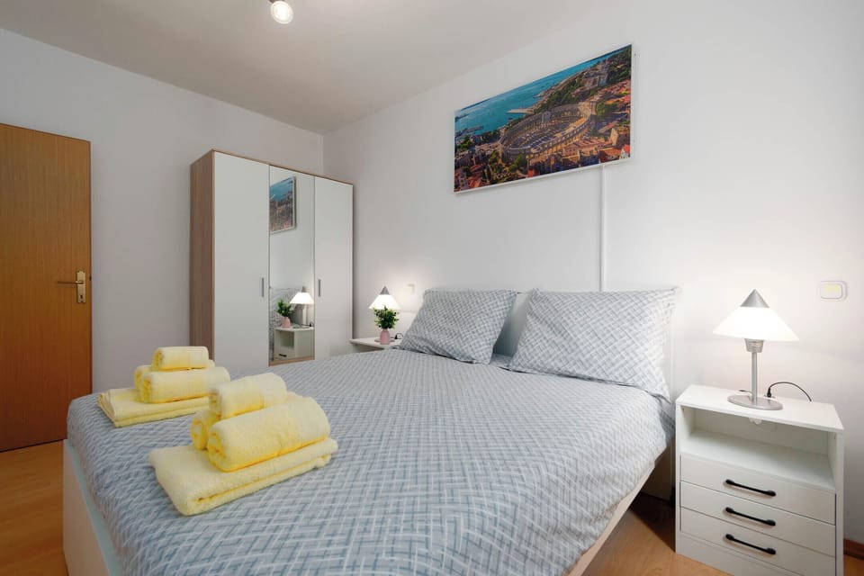Bedroom with queen bed
