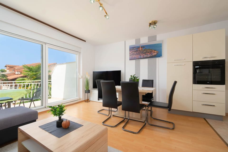 Living/dining room
