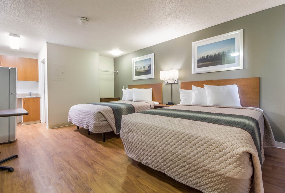 Desk, laptop workspace, free WiFi, bed sheets