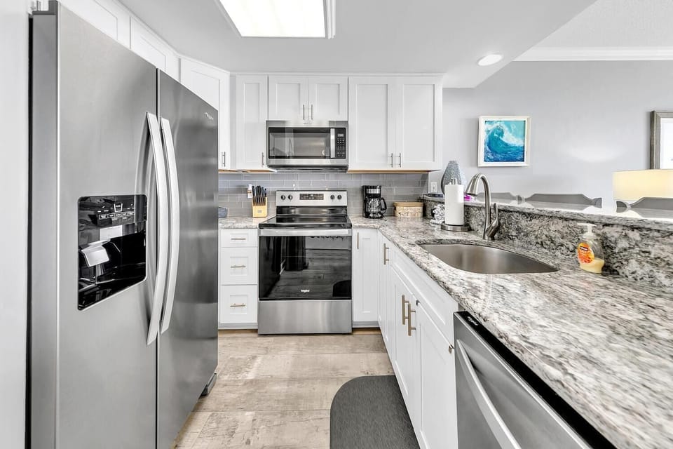 Condo, 1 King Bed with Sofa bed (Boardwalk 2005) | Private kitchen | Oven, toaster
