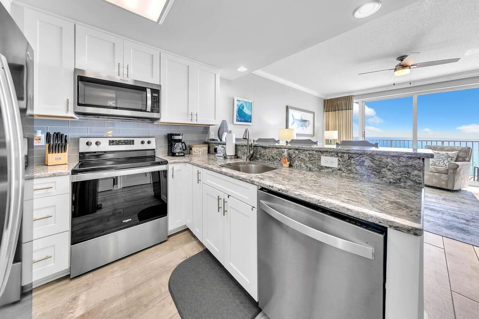 Condo, 1 King Bed with Sofa bed (Boardwalk 2005) | Private kitchen | Oven, toaster