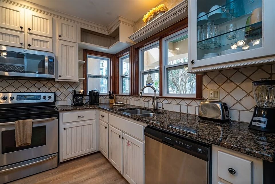 House, Multiple Beds (Sunny and Share) | Private kitchen | Oven, toaster