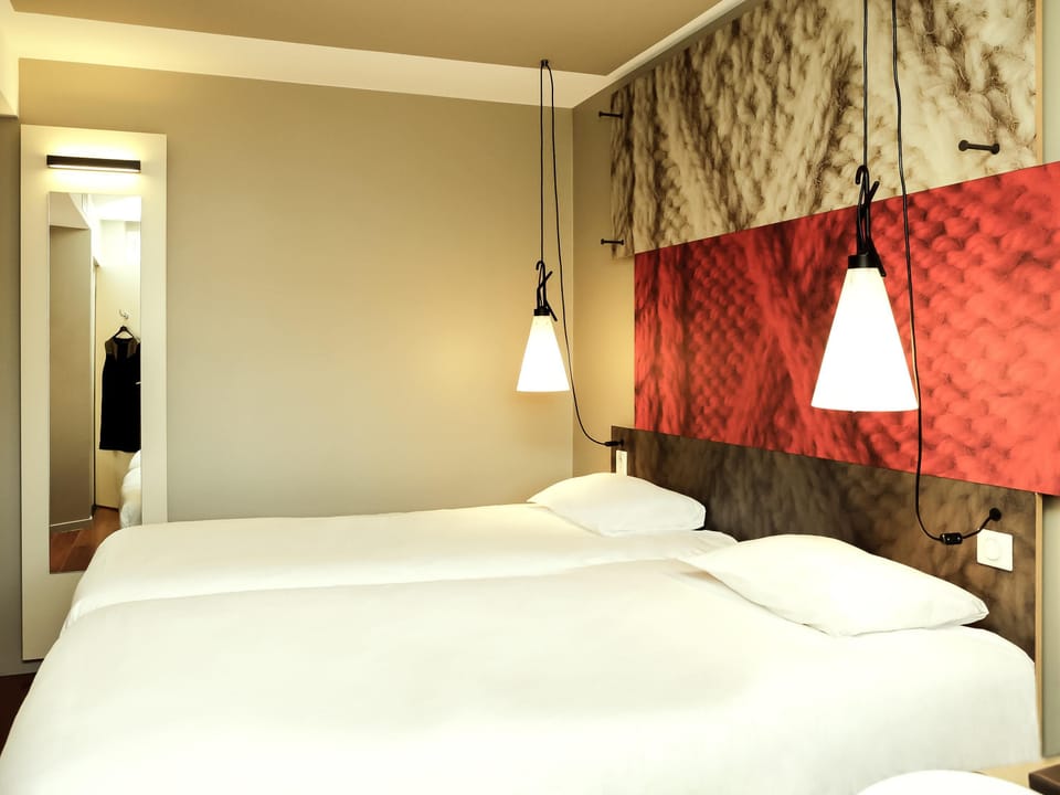 Standard Room, 2 Twin Beds | Premium bedding, desk, laptop workspace, blackout drapes