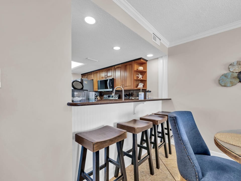 Condo, Multiple Beds (Commodore 203) | Dining