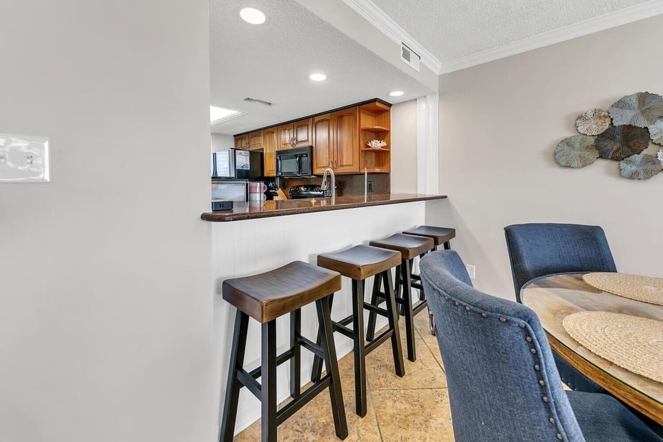 Condo, Multiple Beds (Commodore 203) | Dining
