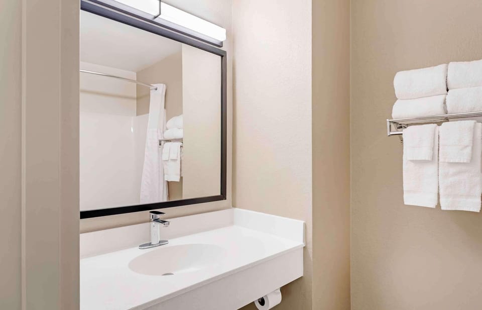 Studio, 2 Double Beds, Non Smoking | Bathroom | Combined shower/tub, free toiletries, hair dryer, towels