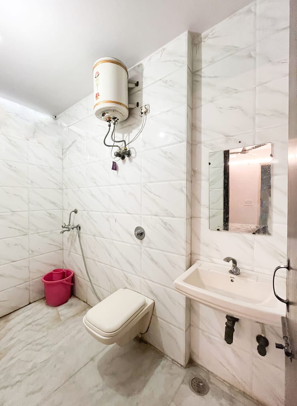 Deluxe Double Room | Bathroom | Slippers