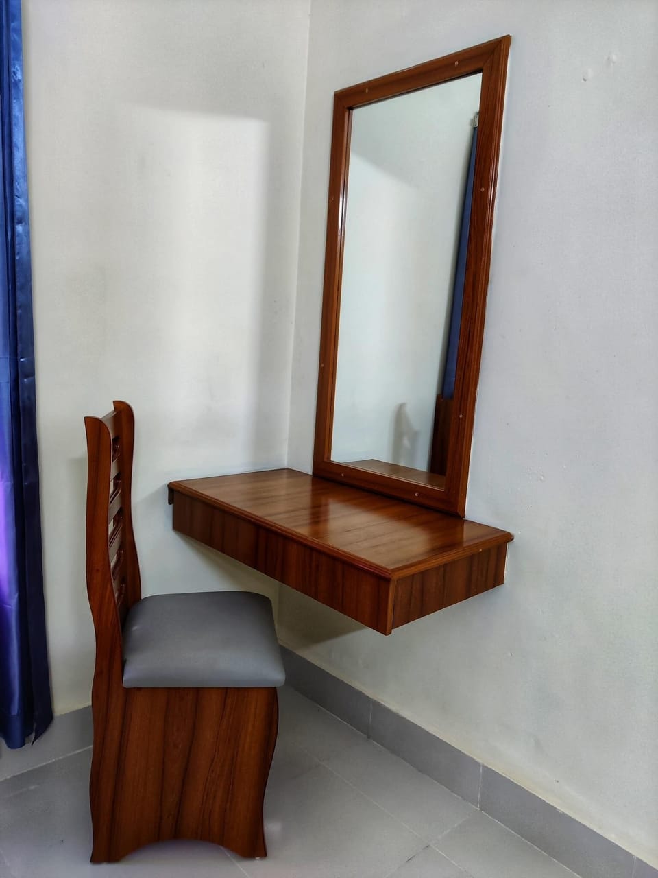 Desk, free WiFi