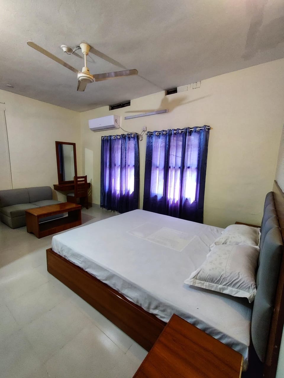 Rainfall showerhead, free toiletries, slippers, towels