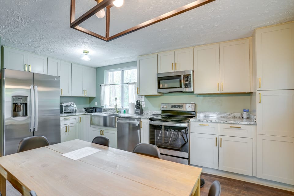 Kitchen | Dining Table | Dishware & Flatware Provided