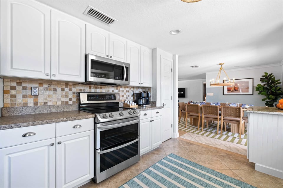 Chef’s Dream Kitchen – Fully stocked with high-end appliances and plenty of cabinetry, making cooking a breeze.
